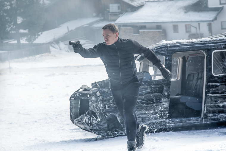 Daniel Craig filming in a snowy Obertilliach| 2015 Sony Pictures Releasing GmbH