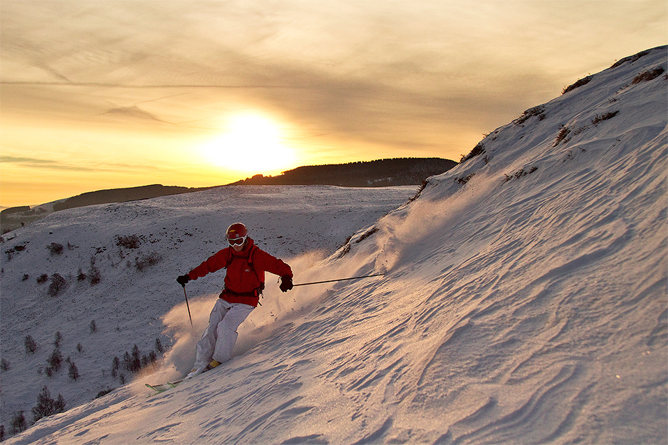 Mike Richards skis in Wales