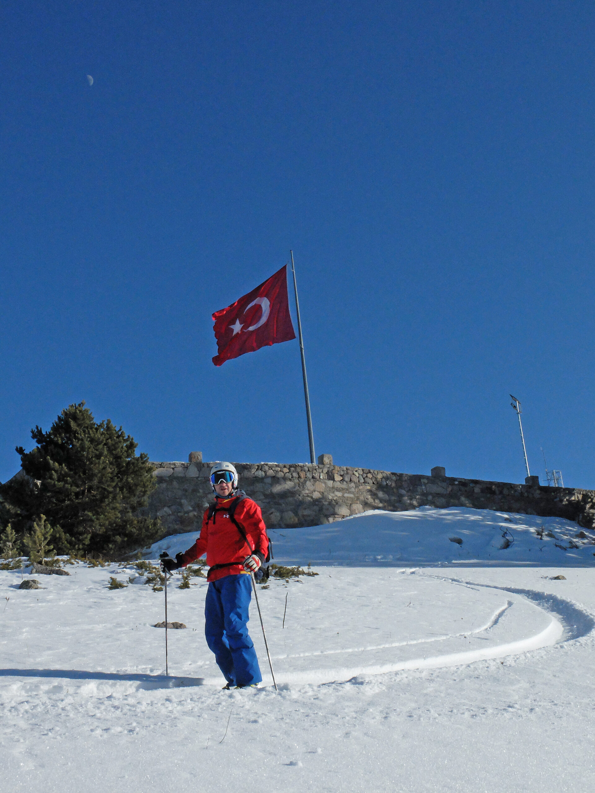 Skiing in Turkey with the flag